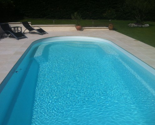 Piscine à coque polyester gironde Marine et Blanc Piscines