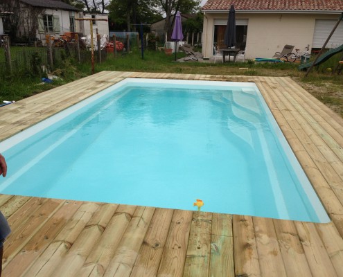 Piscine à coque bordeaux Marine et Blanc Piscines