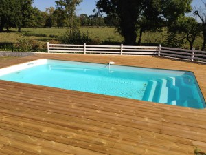 Piscine à coque Bordeaux terrasse en bois Marine et Blanc Piscines