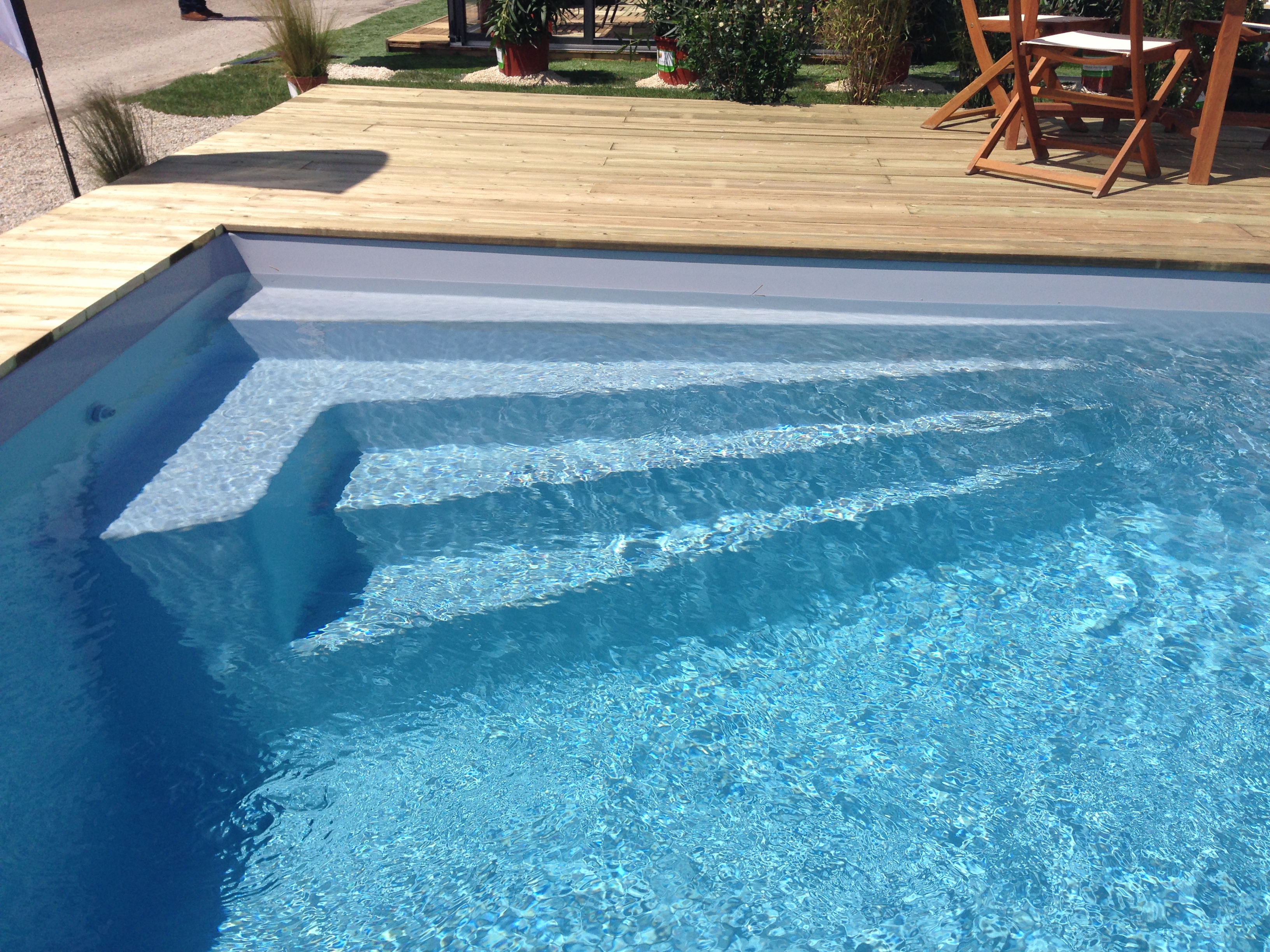 Piscine à coque polyester gironde avec marches Marine et Blanc Piscines