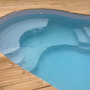 Piscine à coque polyester avec marches Marine et Blanc Piscines