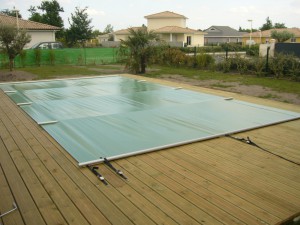 Bache de sécurité piscine gironde Marine et Blanc Piscines