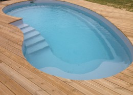 Piscine à coque polyester forme libre Marine et Blanc Piscines