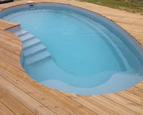 Piscine à coque polyester forme libre Marine et Blanc Piscines