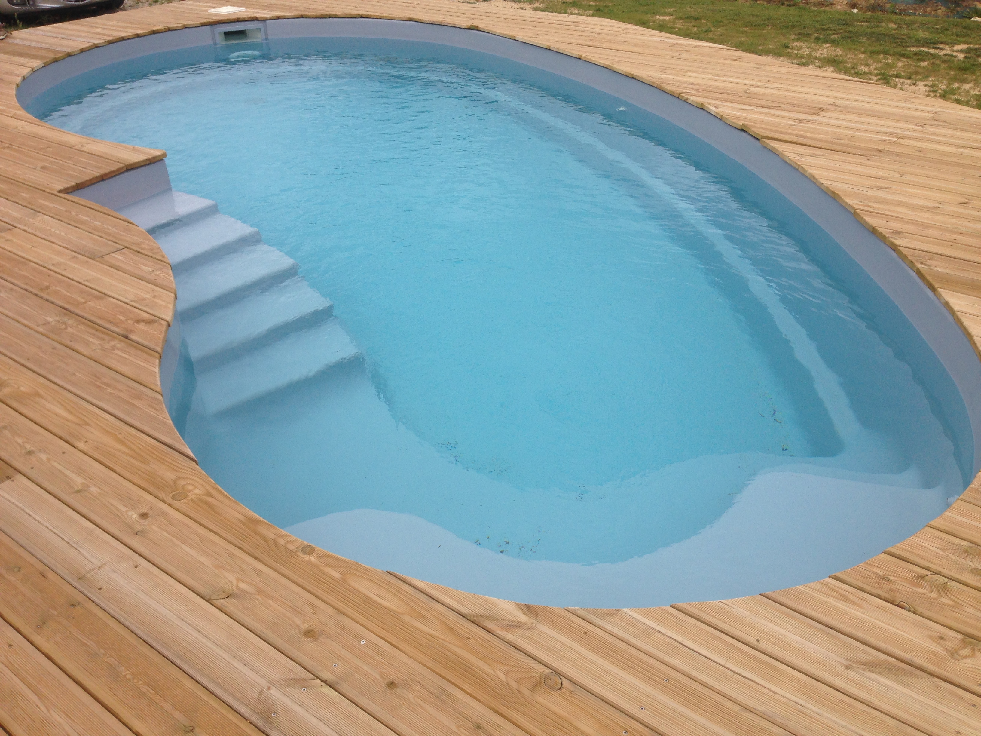 Piscine à coque polyester forme libre Marine et Blanc Piscines