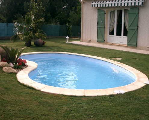 Piscine à coque polyester modèle Victoria Marine et Blanc Piscines